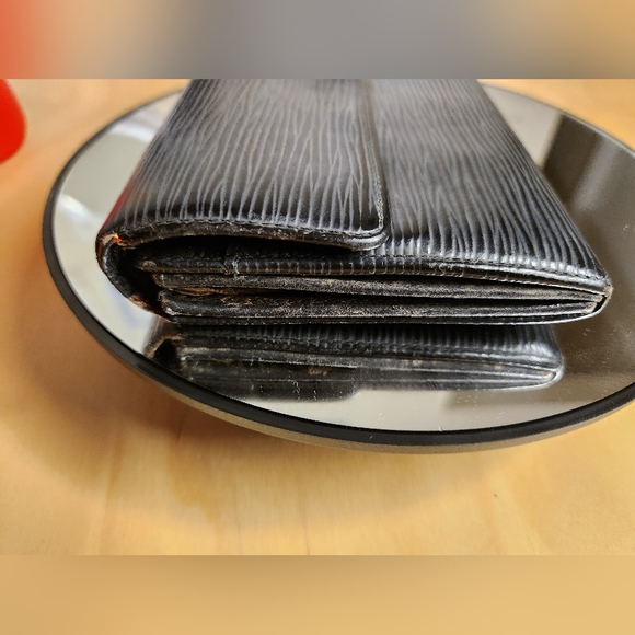 AUTHENTIC Louis Vuitton Epi leather Porte Tresor International wallet. Black. - Picture 6 of 12